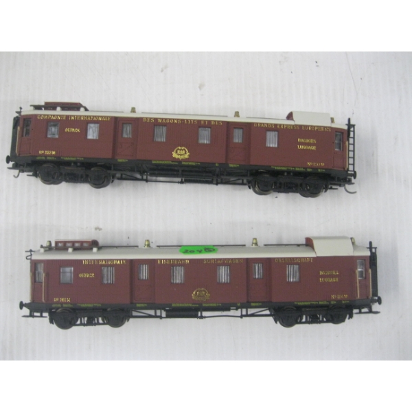 2 TRAIN CARS