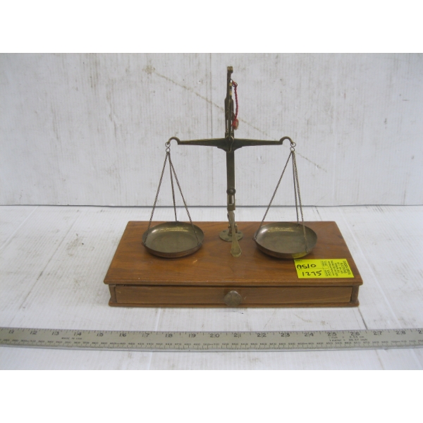 BALANCE SCALE W/WEIGHTS IN DRAWER
