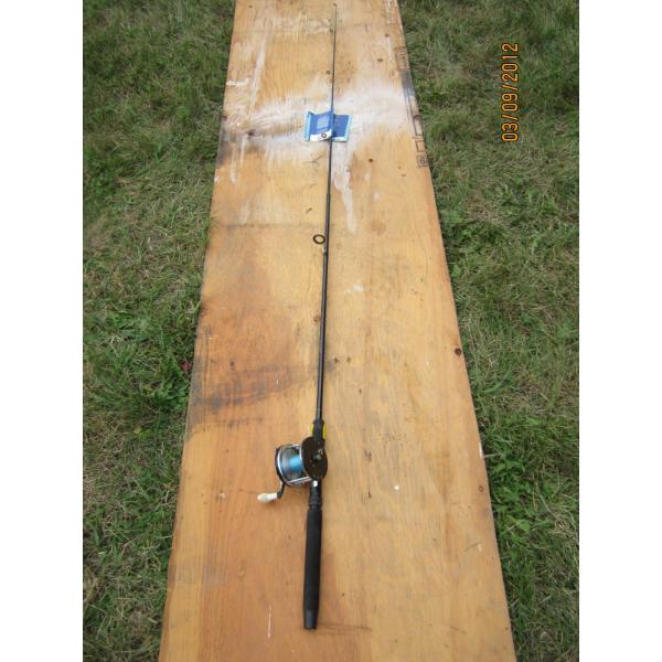 BLACK FISHING REEL W/NEW PILOT ROD