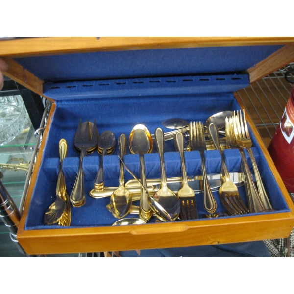 SET OF GOLD COLORED CUTLERY IN CASE