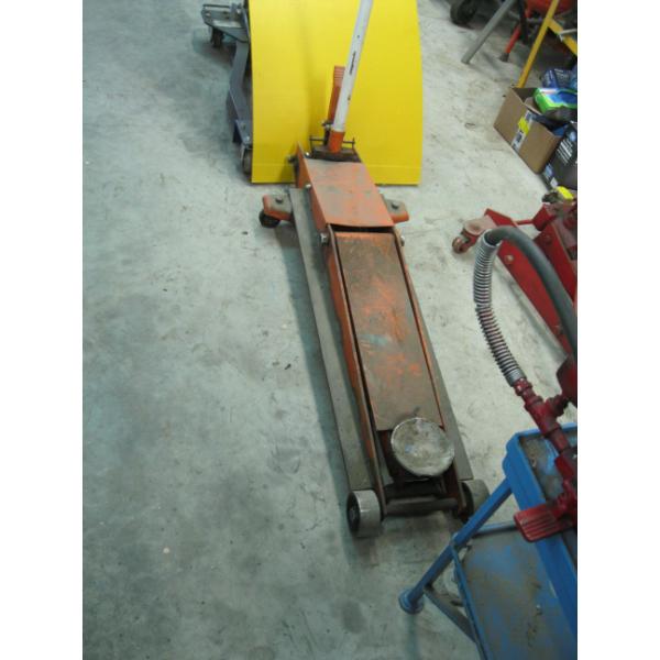 LG. HYDRAULIC TROLLEY JACK