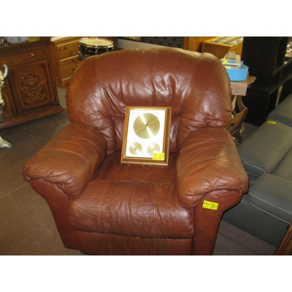 BROWN LEATHER DUAL RECLINING SOFA & MATCHING RECLINING CHAIR