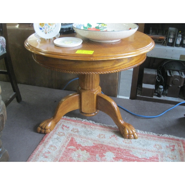 ROUND CLAWFOOT OAK ENDTABLE