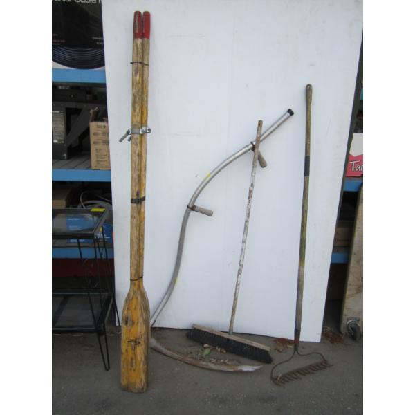BUNDLE OF GARDEN TOOLS, PAIR OF WOODEN OARS & SCYTHE