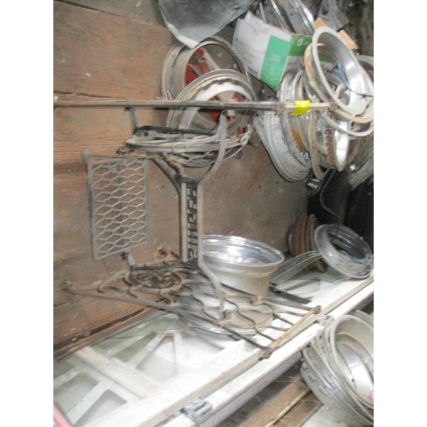 SINGER SEWING MACHINE - CAST IRON BASE