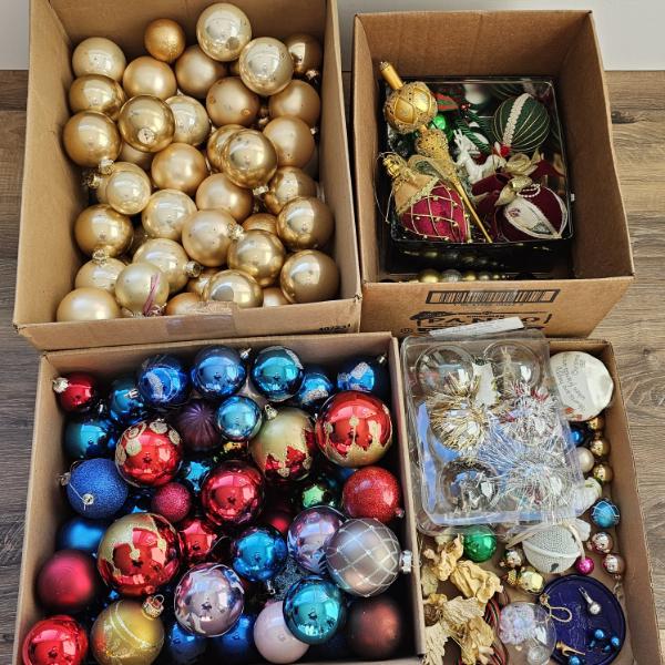 4 BOXES OF VINTAGE & MODERN CHRISTMAS ORNAMENTS