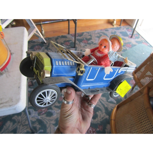 TIN BATTERY OPERATED CAR