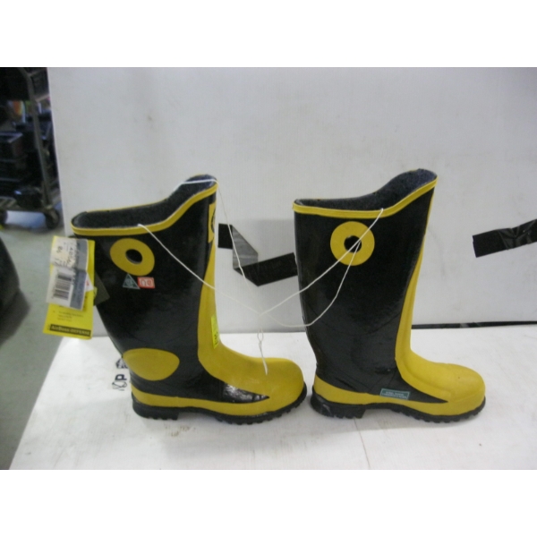 AIR BOSS DEFENCE STEEL SHANK STEEL TOE GUMBOOTS, SZ 6.5?