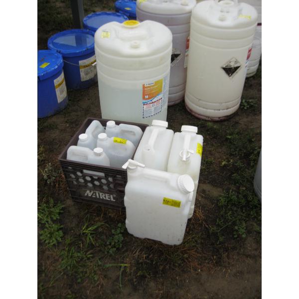 3/4 CONTAINER OF DELLA ECO STAR CONCENTRATED LIQUID CIP DETERGENT & SMALLER CONTAINERS W/MISC.