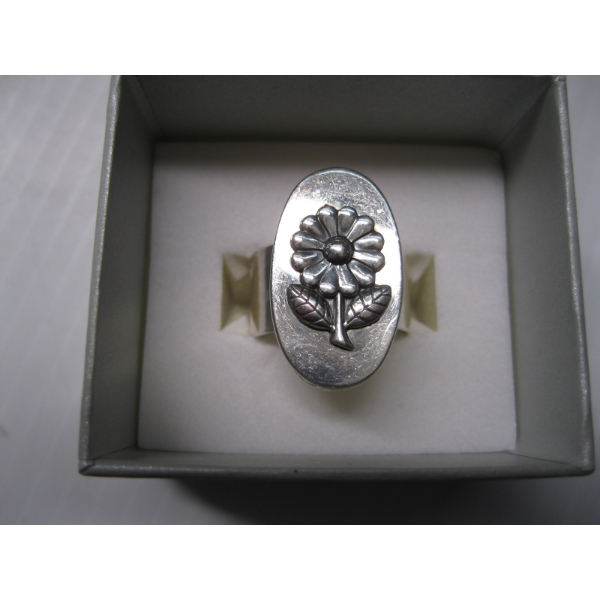STERLING SILVER RING W/FLOWER DESIGN, SZ 9 1/2