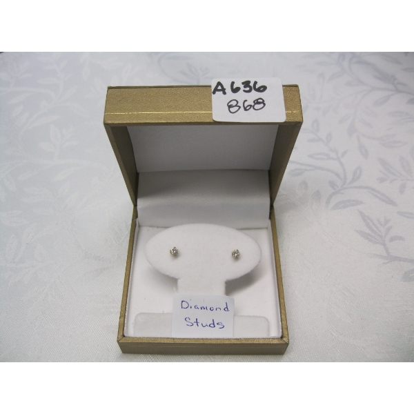PAIR OF DIAMOND STUD EARRINGS
