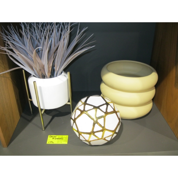 3 PIECES OF DÉCOR