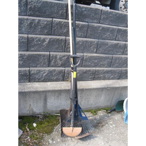 BUNDLE OF GARDEN TOOLS: RAKES, HOE, SHOVEL