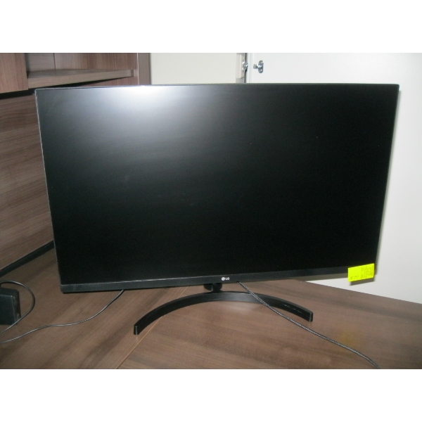 32" LG MONITOR