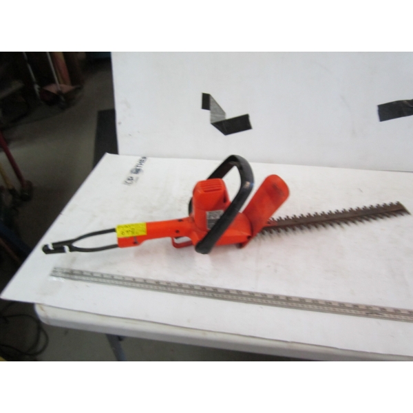 BLACK & DECKER HEDGE TRIMMER