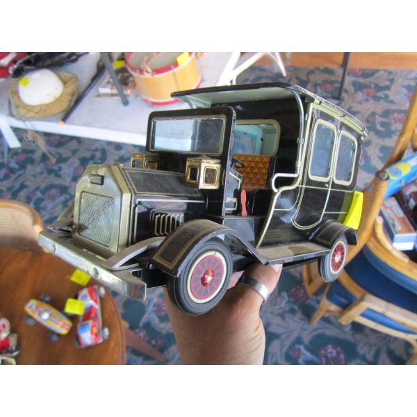 TIN BATTERY OPERATED CAR