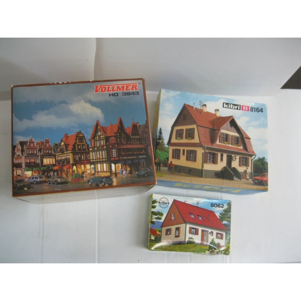 3 HO TRAIN BUILDINGS