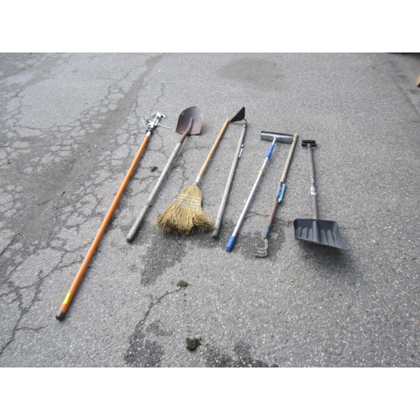 BUNDLE OF GARDEN TOOLS & A LIMB SNIPPER