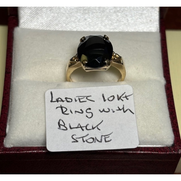 LADIES 10KT RING W/BLACK STONE - SZ 4.5
