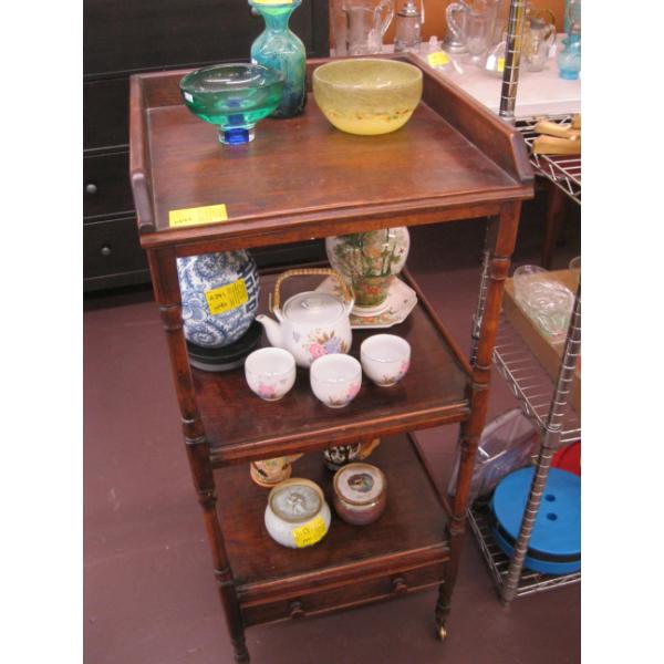 VICTORIAN 3 TIER ALTIGRA SHELF UNIT W/DRAWER ON METAL CASTORS