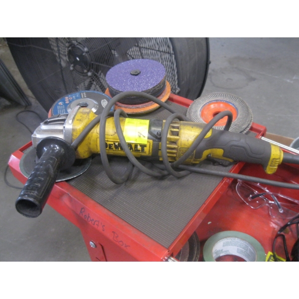 DEWALT ANGLE GRINDER W/ASST. GRINDING & CUTTING DISCS