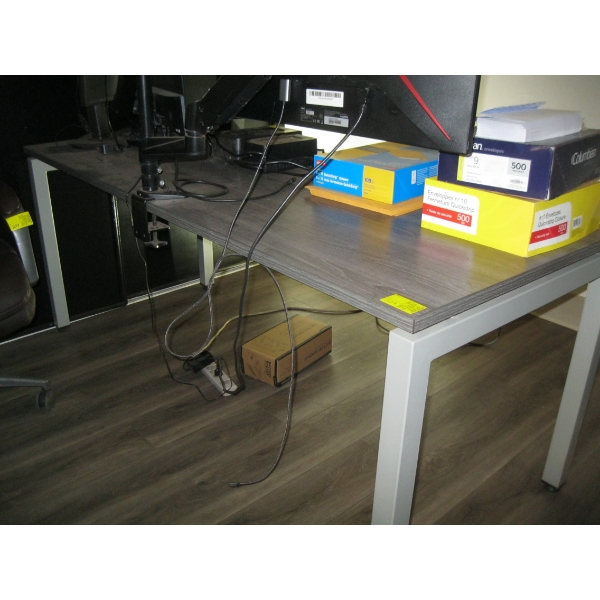 METAL LEGGED WORK TABLE/DESK