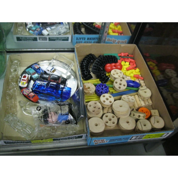 TINKER TOY SET & BOX OF COLLECTABLE CARS, ETC.