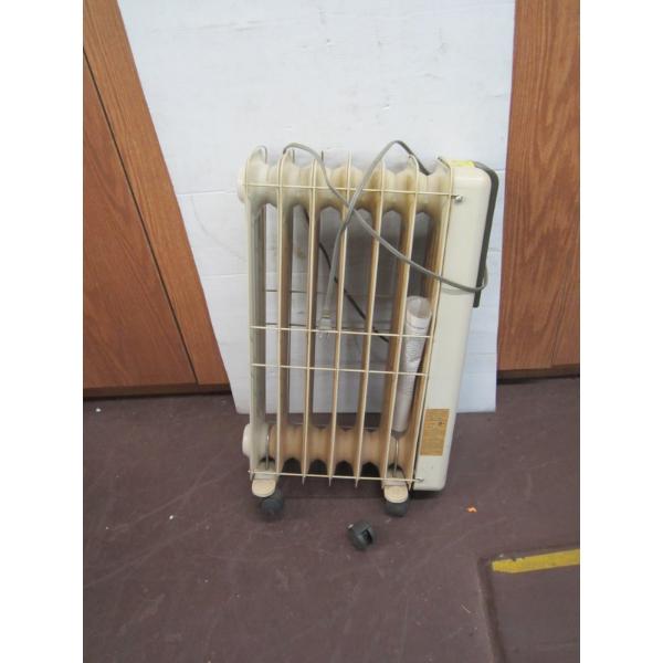 OIL FILLED ELECTRIC HEATER - MISSING 1 WHEEL