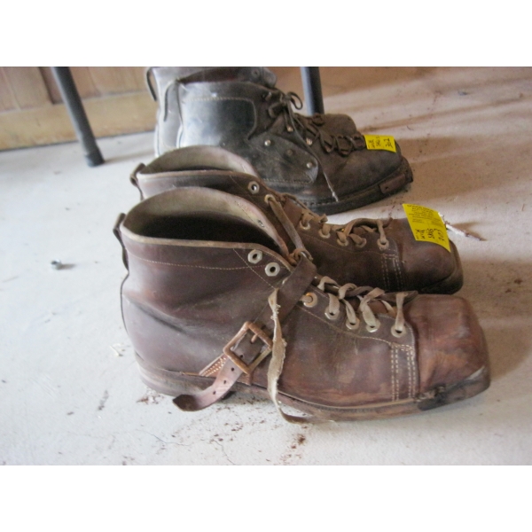 PAIR OF VINTAGE WOODEN SKIS & SKI BOOTS