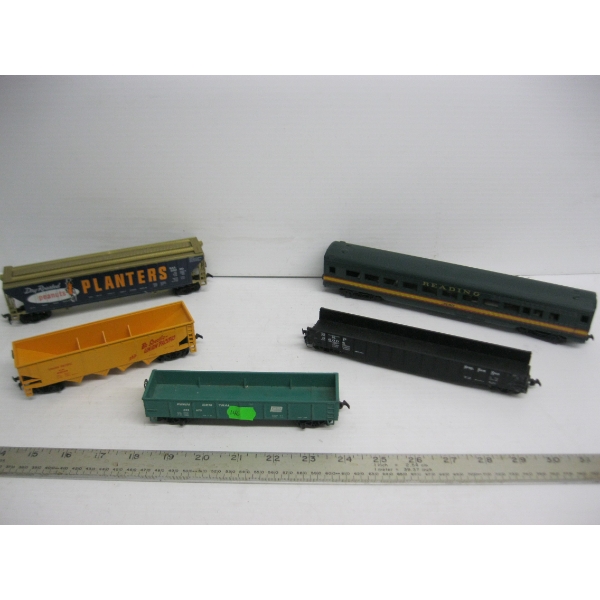 5 HO SCALE TRAIN CARS