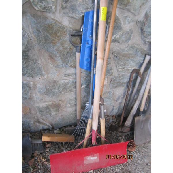 BUNDLE OF GARDEN TOOLS
