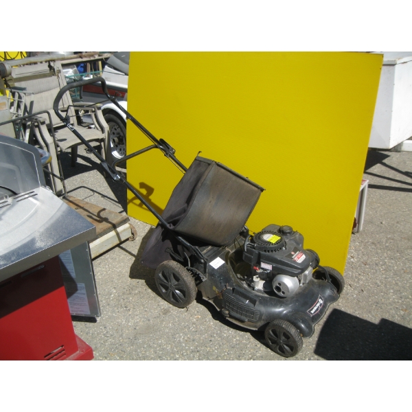 20" YARD MACHINES LAWNMOWER W/BAG