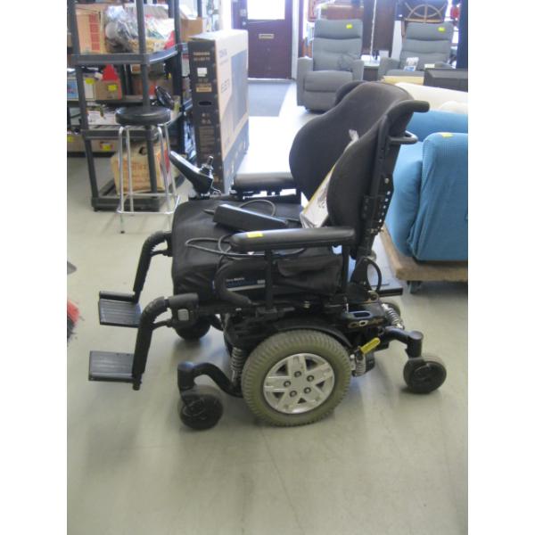 QUANTUM EDGE SERIES RIDING ELECTRIC MOBILITY CHAIR W/CHARGER & MANUAL
