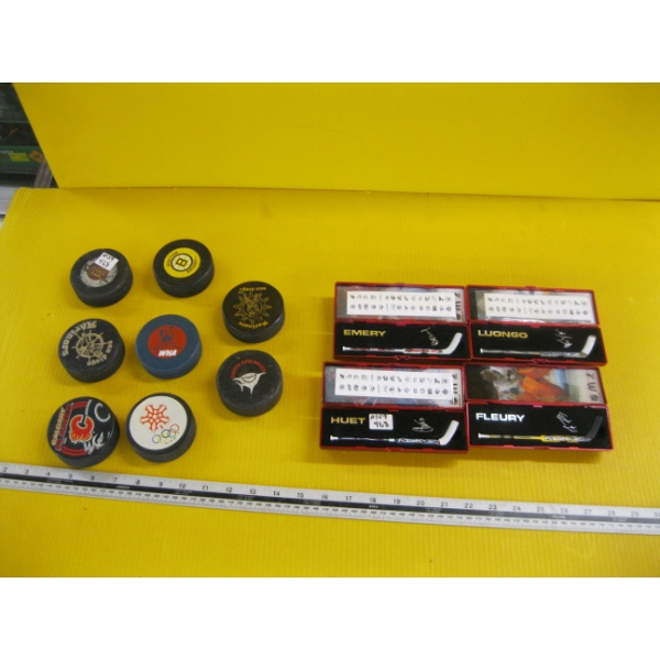 PUCKS & COLLECTOR SM. HOCKEY STICKS