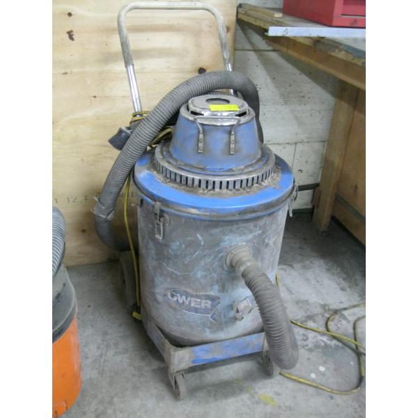 LG. VACUUM ON CASTORS