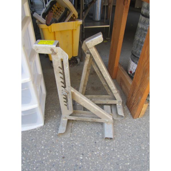 2 LADDER JACKS