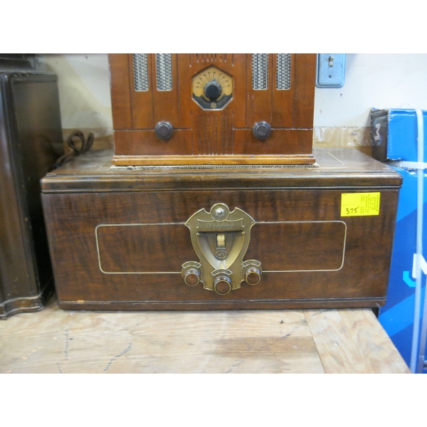 VICTOR WOOD CASED MANTLE RADIO