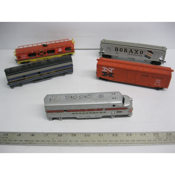 3 TRAIN CARS COMPLETE & 2 LOCOMOTIVE COVERS