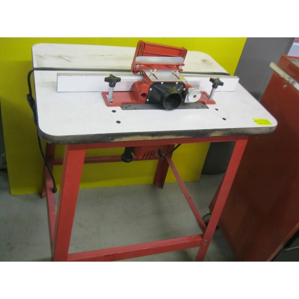 FREUD ROUTER TABLE W/ROUTER