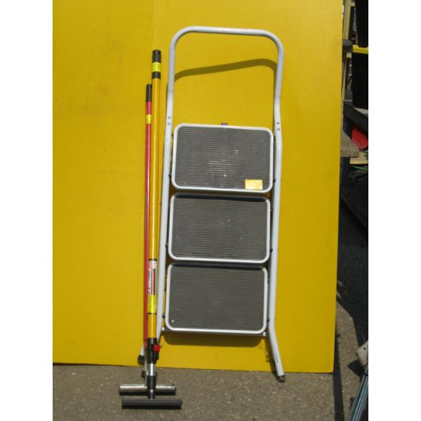 3 STEP FOLDING STEP STOOL & 2 SQUEEGEES ON POLES