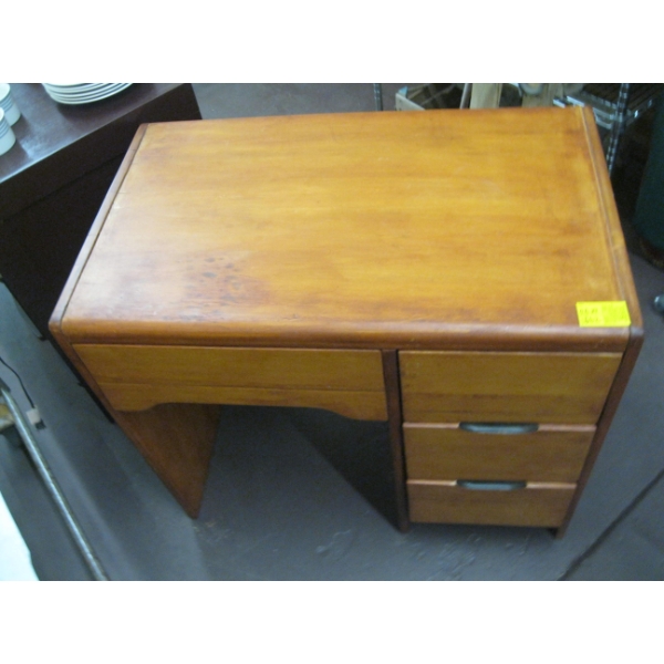 SM. SINGLE PEDASTEL DESK