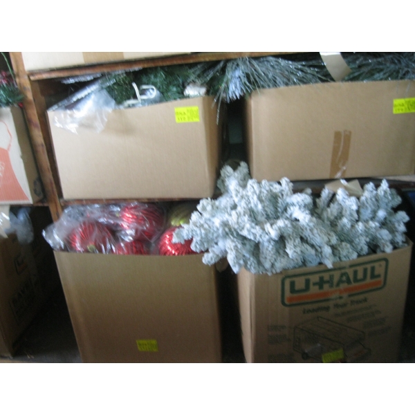 4 BOXES OF CHRISTMAS DÉCOR