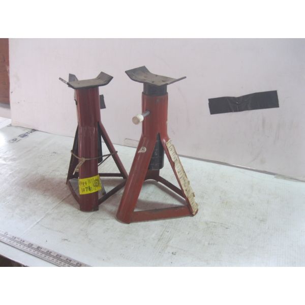 2 RED JACK STANDS