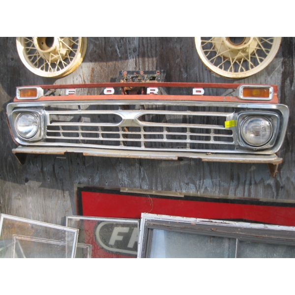 FRONT GRILL OF FORD PICK UP