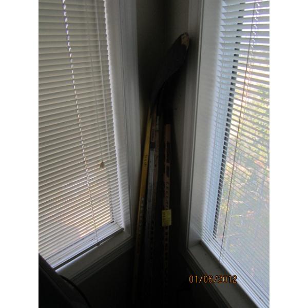 5 HOCKEY STICKS