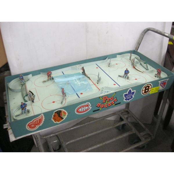 VINTAGE EAGLE TOYS LTD. MADE IN CANADA PRO HOCKEY GAME W/PLAYERS