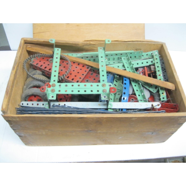 VINTAGE MARKLIN MECCANO SET W/ASST. ACCESS.