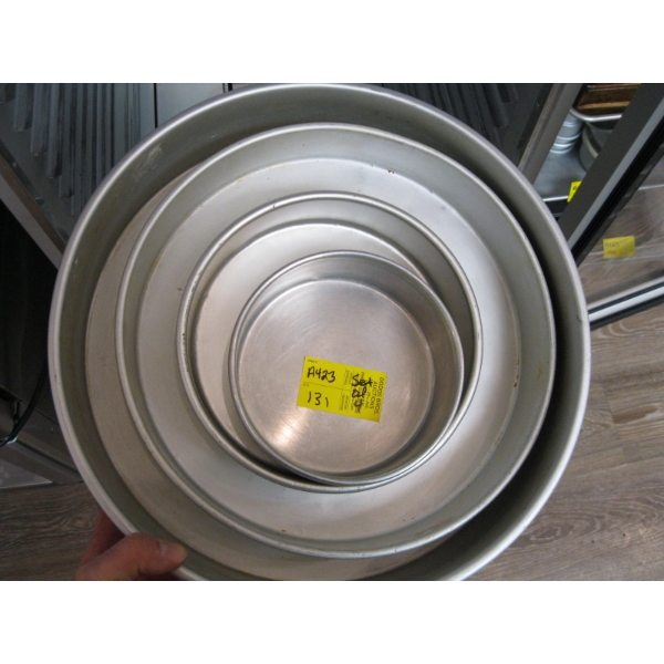 SET OF 4 ROUND CAKE PANS