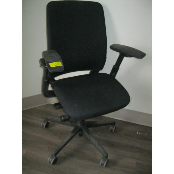 BLACK OFFICE CHAIR