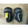 Image 2 : SM. PAIR OF BAUER SKATES, SZ 4 & A PAIR OF GLOVES